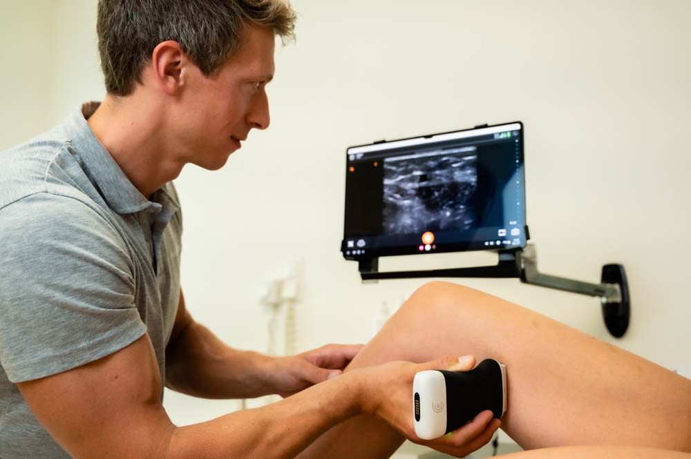 Arzt bei der Ultraschalluntersuchung vor einer Venenoperation in Salzburg Stadt